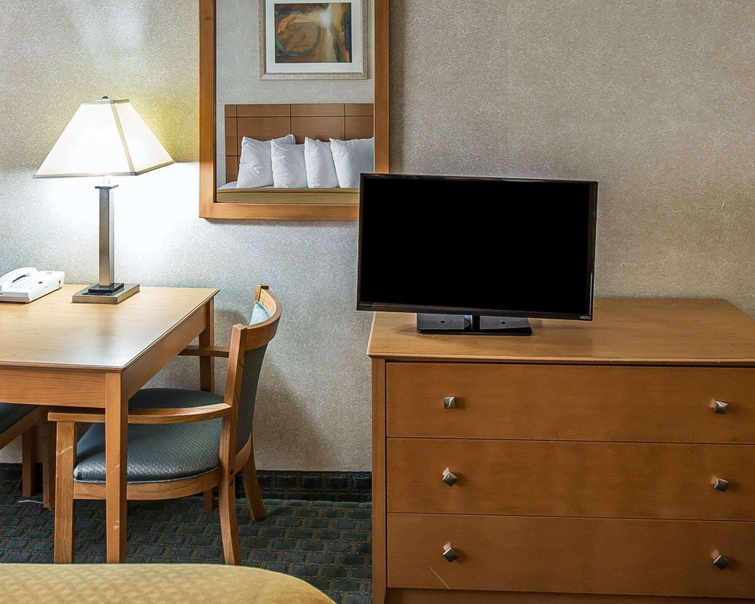 Quality Inn At Collins Road - シーダーラピッズ エクステリア 写真