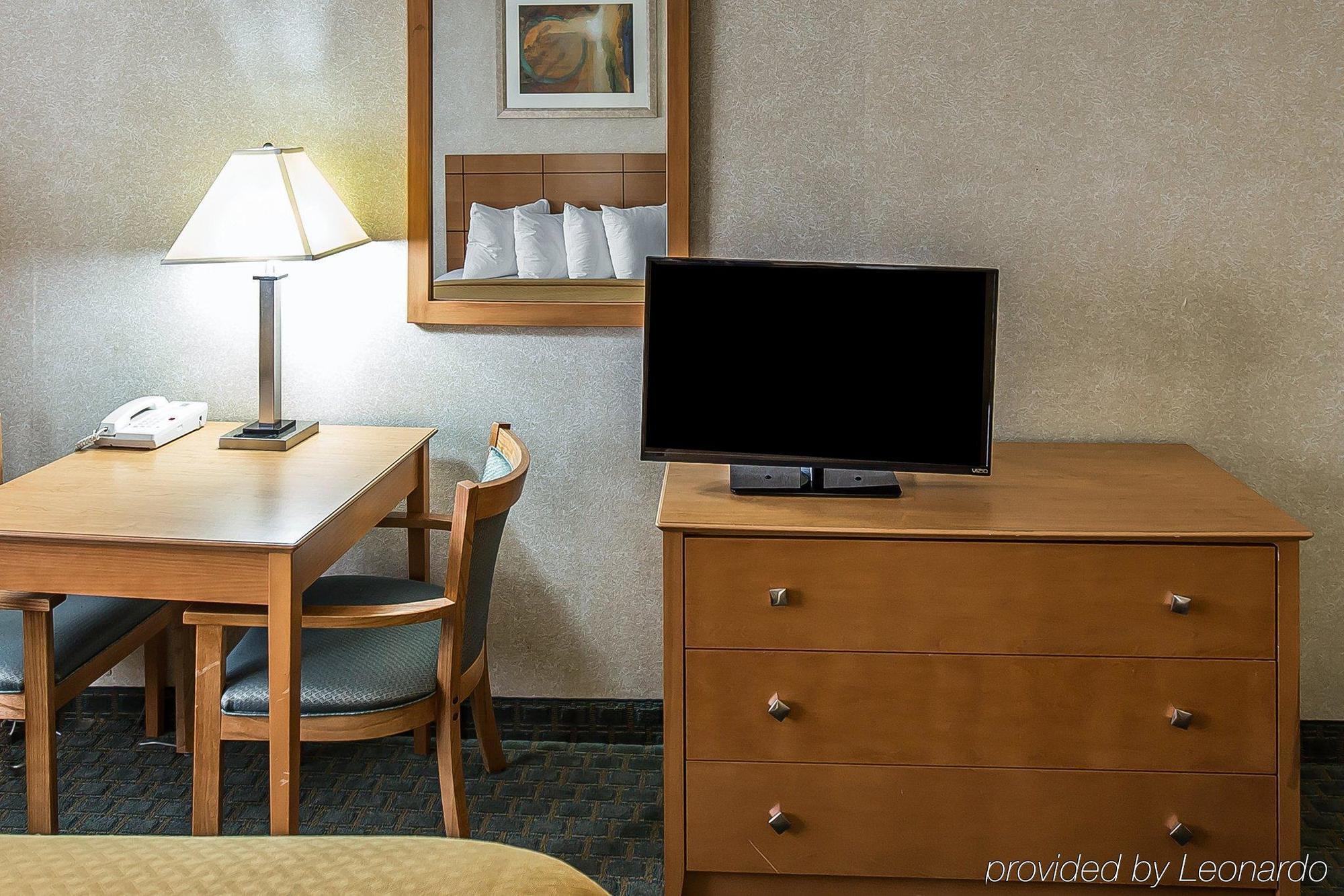 Quality Inn At Collins Road - シーダーラピッズ エクステリア 写真